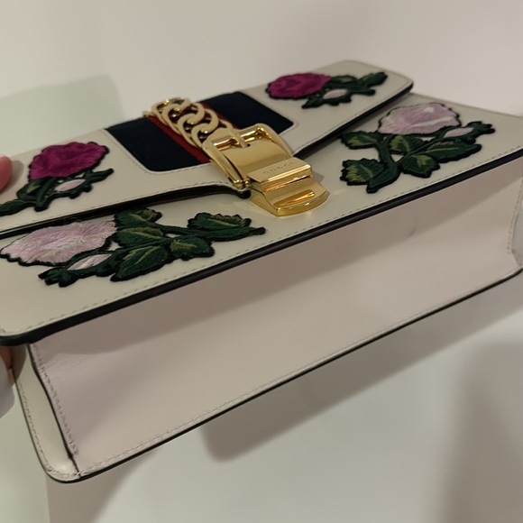 GUCCI Sylvie Embroidered Floral Shoulder Bag in White! - Picture 7 of 13